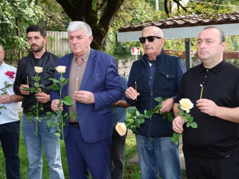  ცაგერის მუნიციპალიტეტის ხელმძღვანელებმა სოფელ ჩხუტელში გმირთა მემორიალი ყვავილებით შეამკეს და დაღუპული გმირების ხსოვნას პატივი მიაგეს